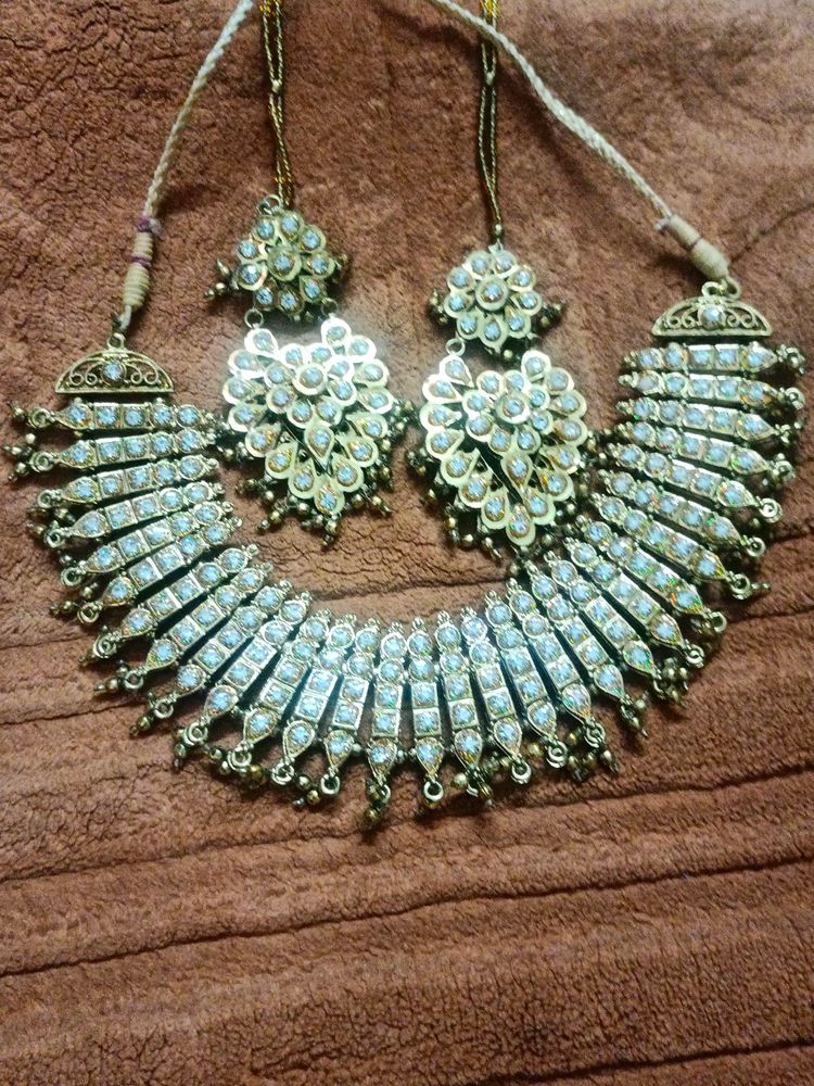 3 Pcs Jewellery Set.. Necklace And Earrings