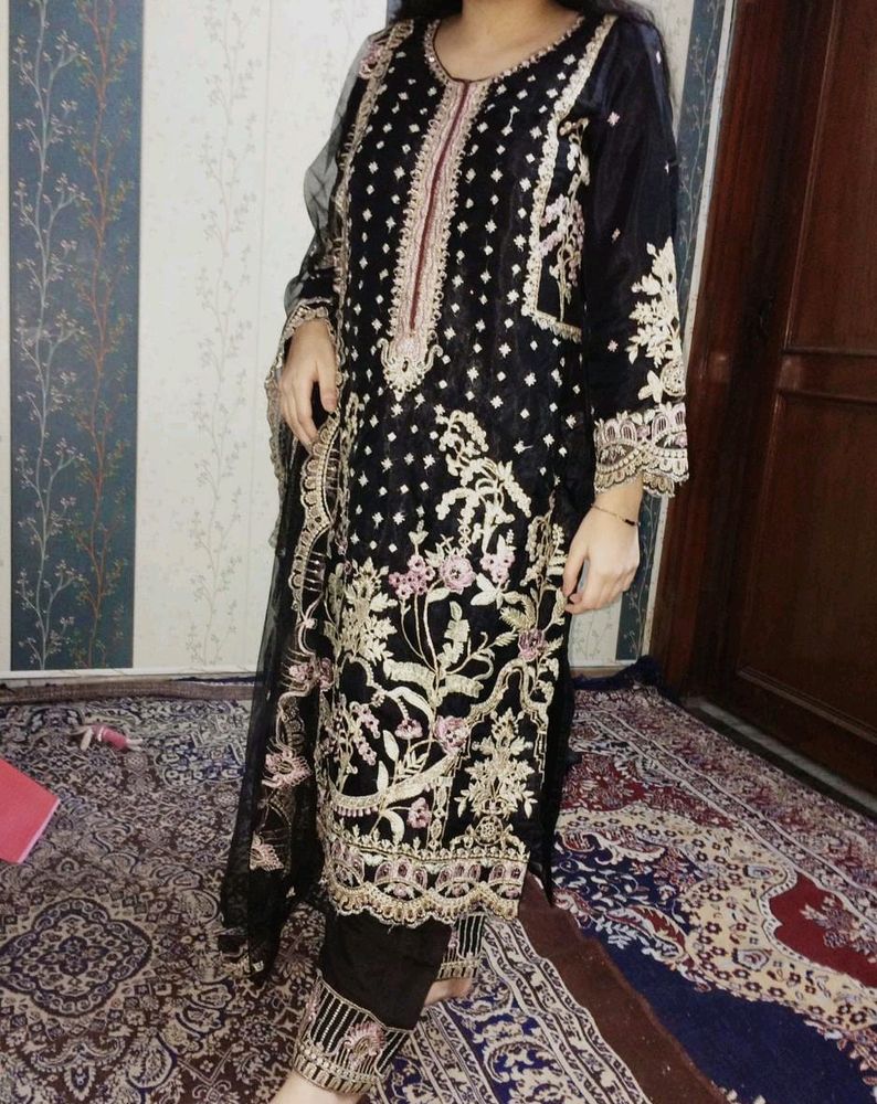 Pakistani Suit With Freebie