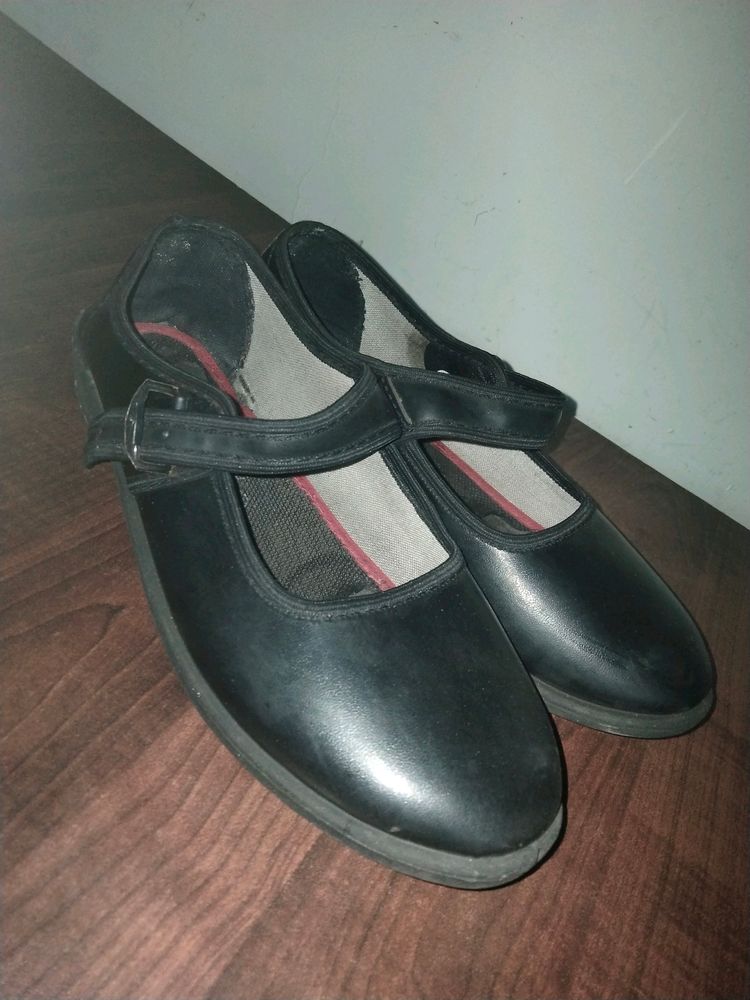 Black shoe With Free 2 Pair Shocks