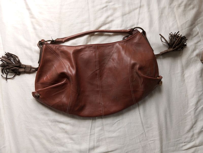 BROWN HAND BAG.