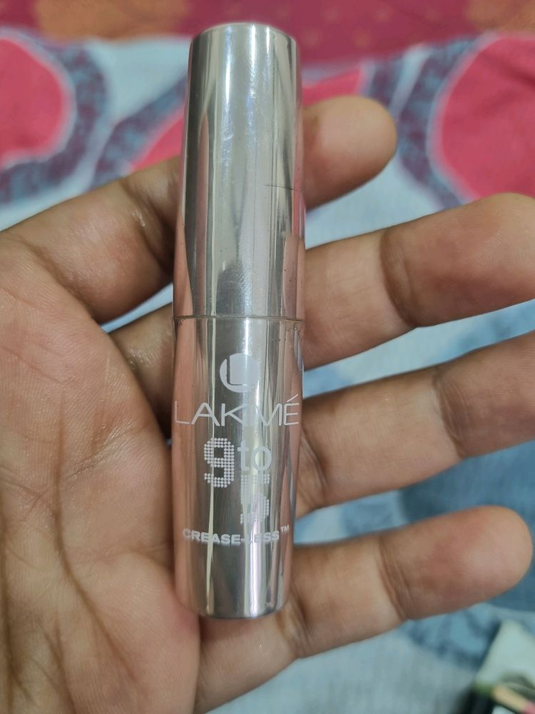 Lakme 9 To 5 Creaseless Creme Lip Colour