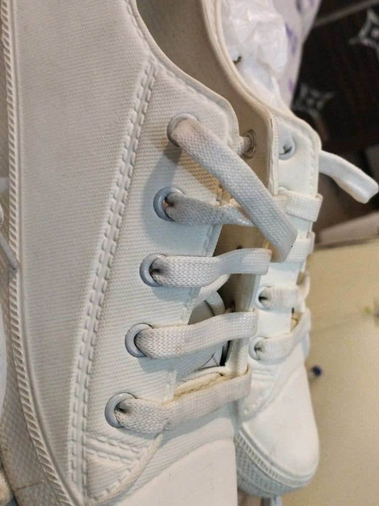 White Casual Shoes (Size 4)