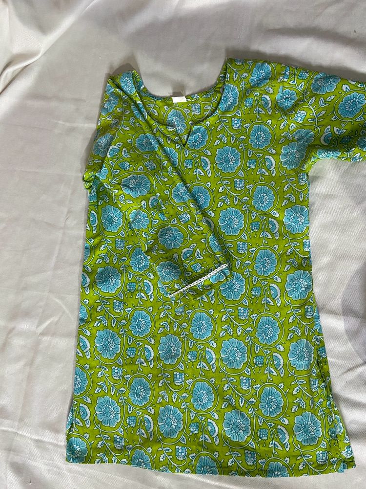 Short Kurti Which flower Print in blue colour