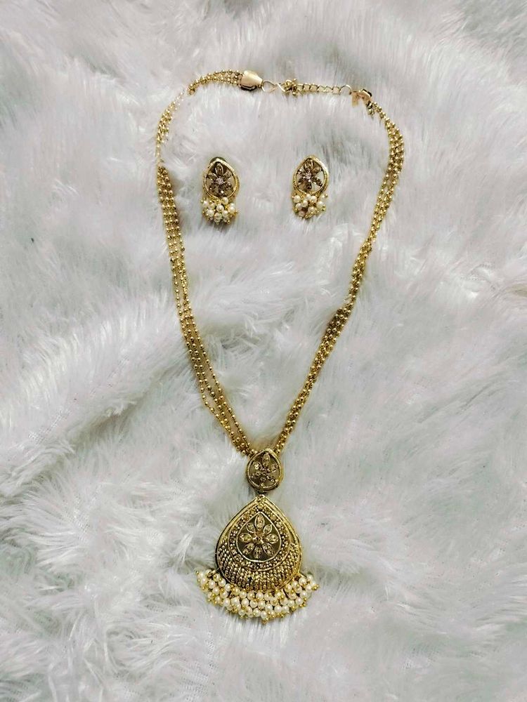 Earring And Neckpiece Set