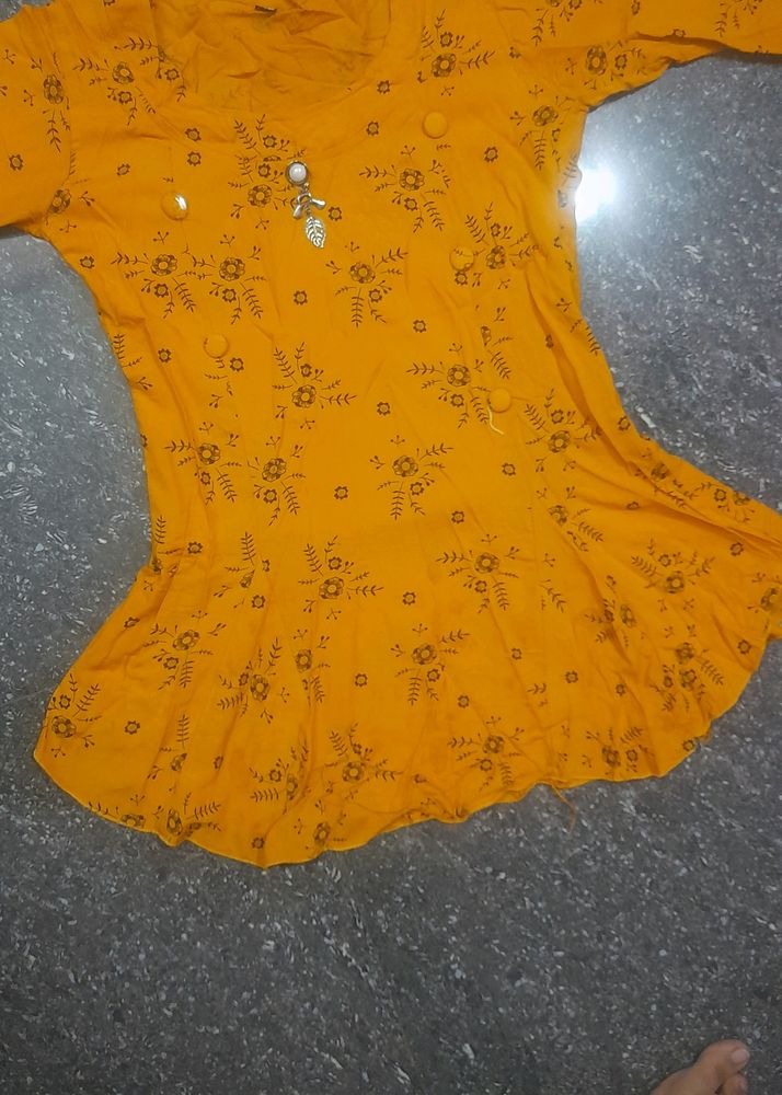 Beautiful Yellow Top. It Will Fit Size M AND L