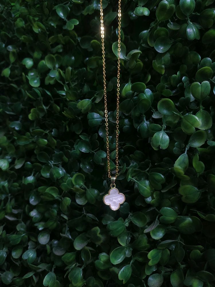 NEW CLOVER NECKLACE white available