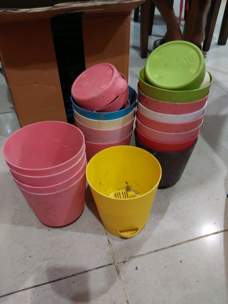 8 Peices gently used self-watering pot! Combo