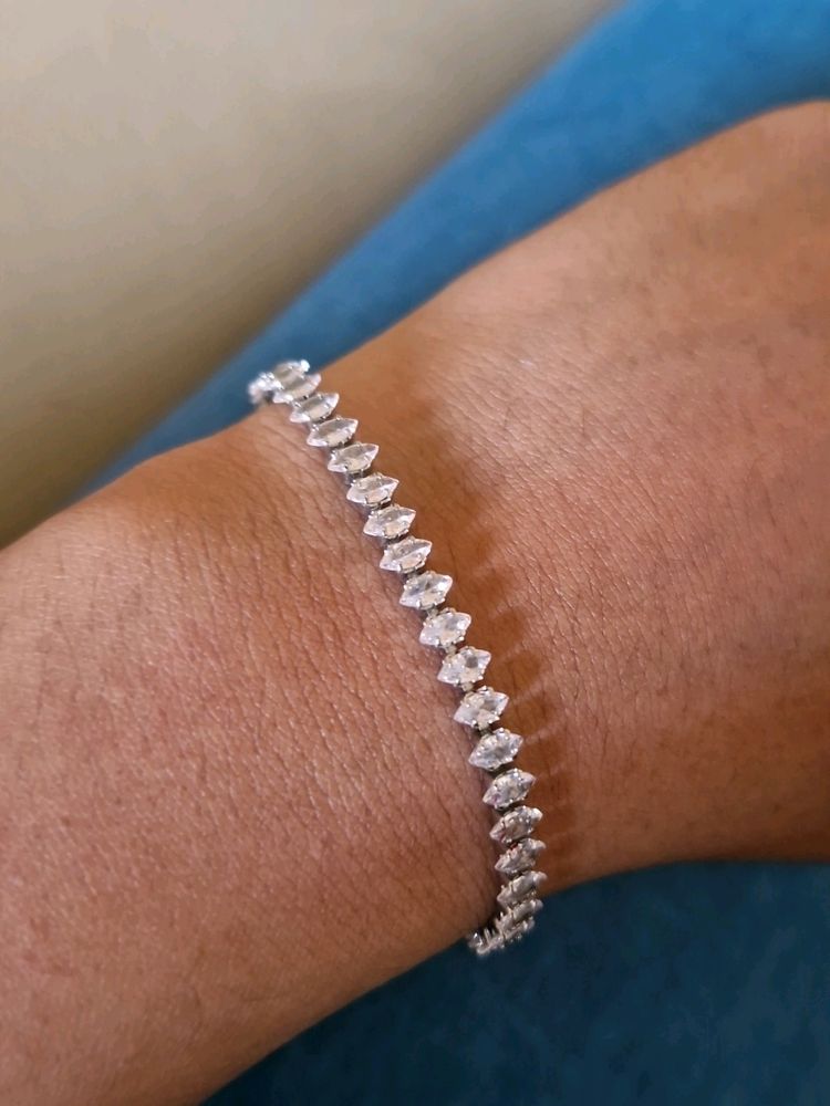 A Bright Diamonds Like Bracelet