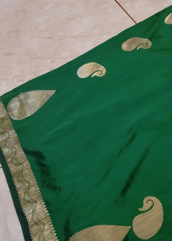 ✨Elegant Bottle Green Saree With Golden Designs