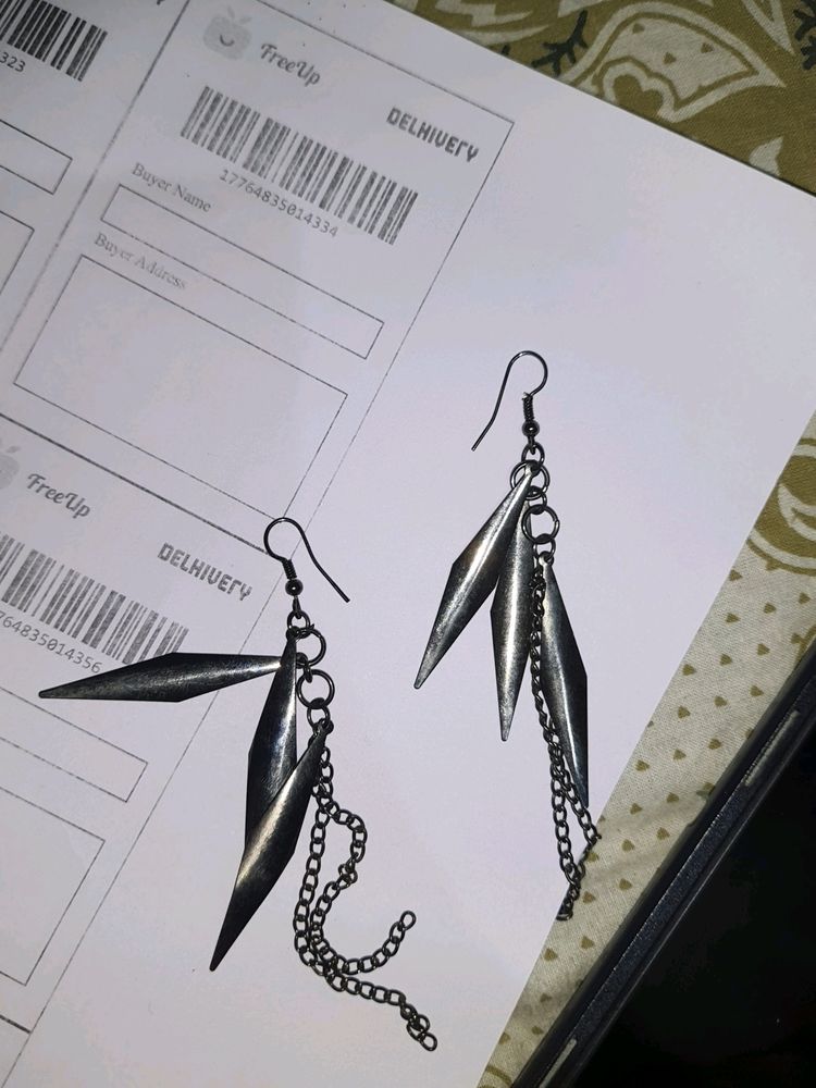 [New] Dangling Metal Earring Black