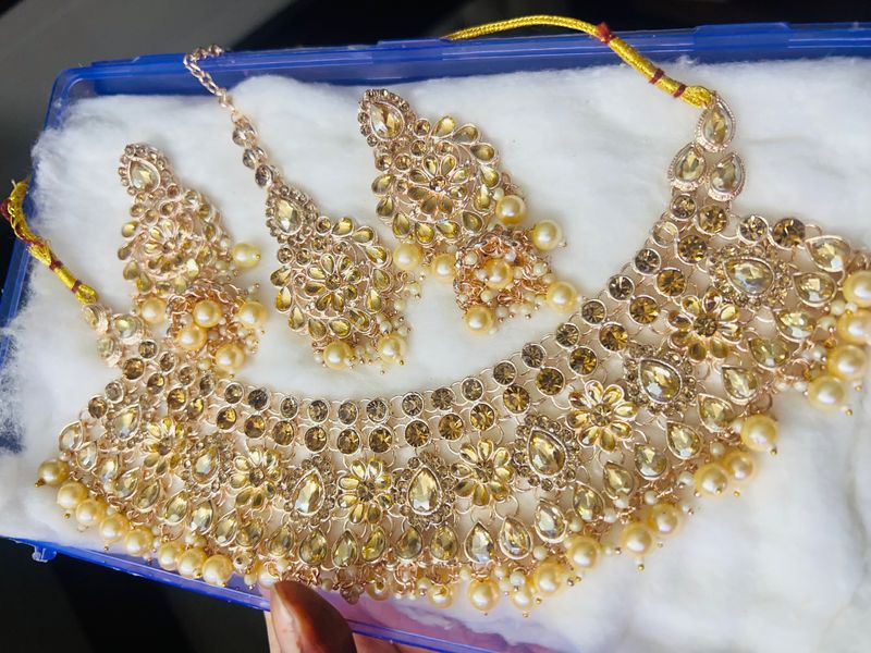 Kundan Set  With Earrings And Tika