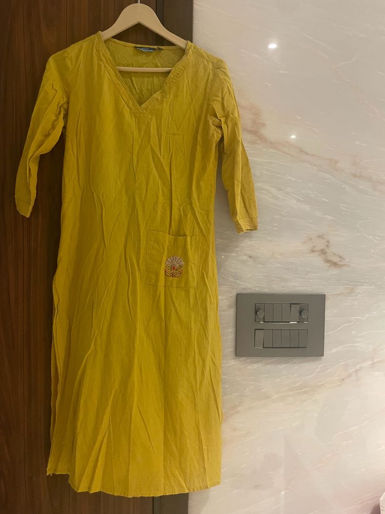 Ajio XS Size Yellow Textured Kurta With Embroidery