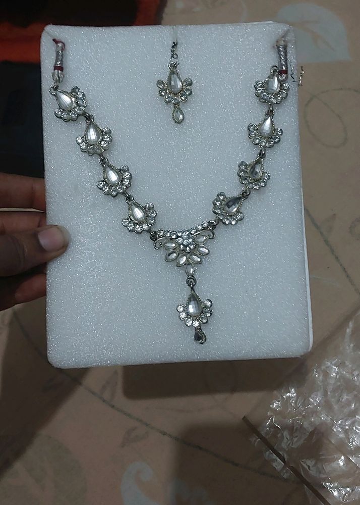 beautiful  necklace  and mangtika