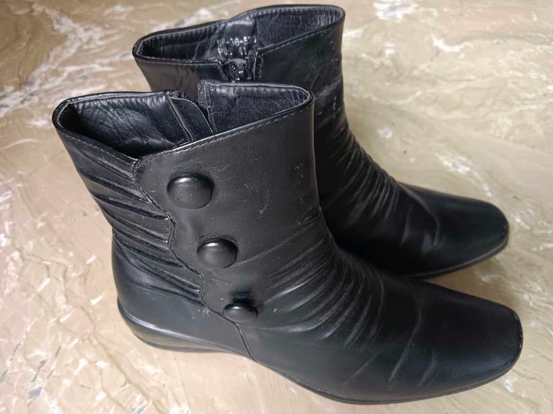 Ladies New  Boots(Price Negotiable)