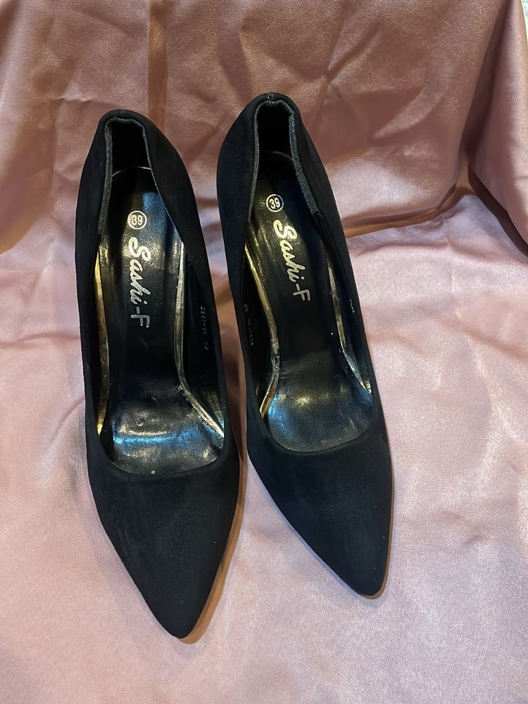 Black Heeled Shoes With Golden Touch