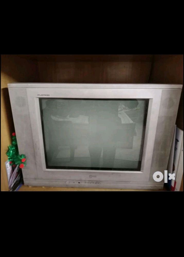 I AM SELLING ON OLD AND ANTIQUE TELEVISION