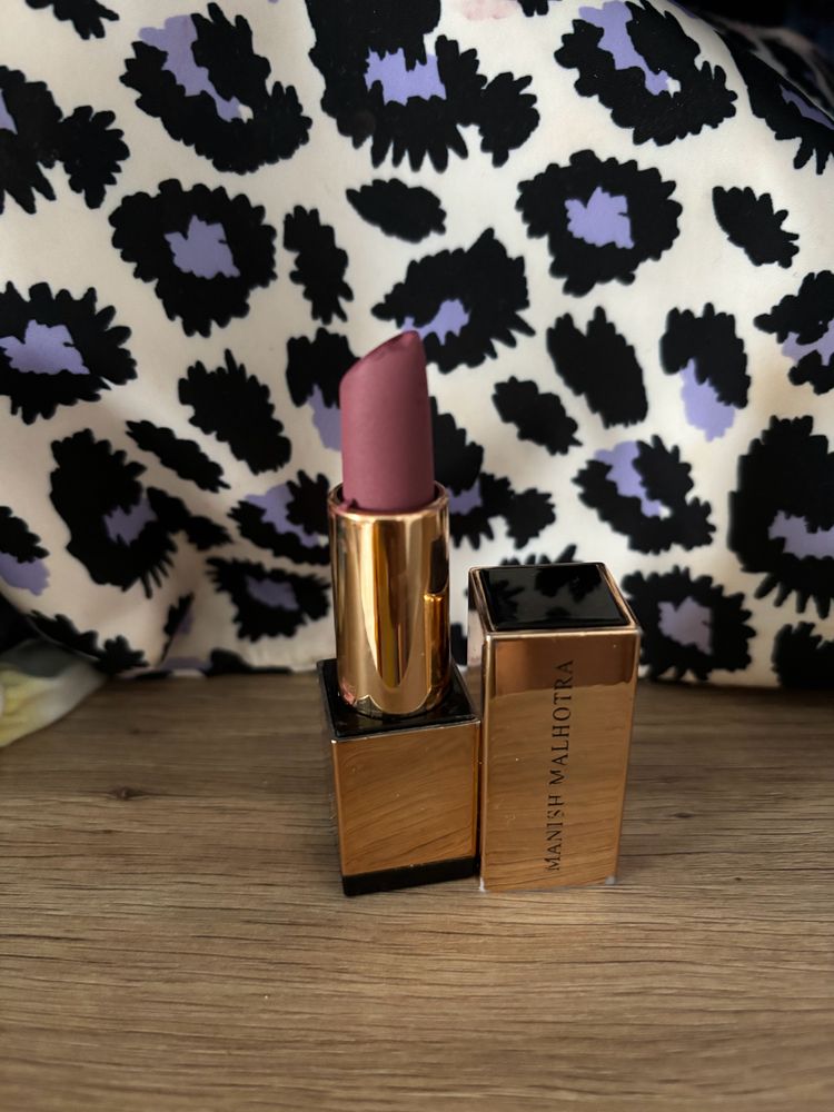 Manish Malhotra Powder Kiss Lipstick- Nude Nuance