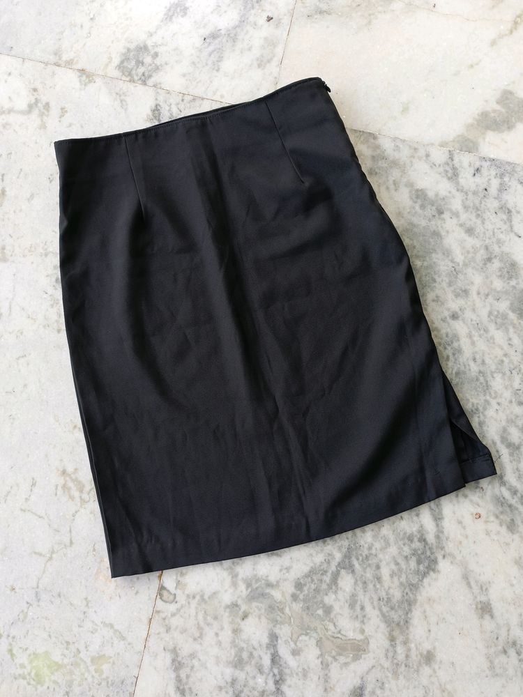 Black mini skirt with side slit