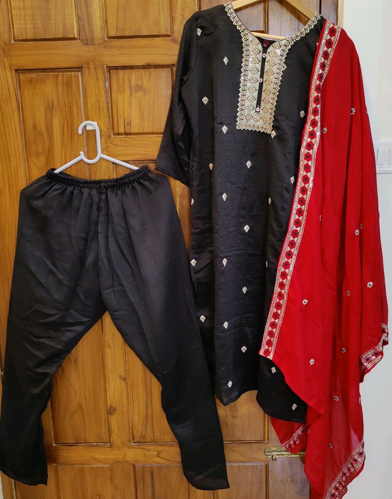 BRAND NEW, Black 🖤 Suit Set With Dupatta