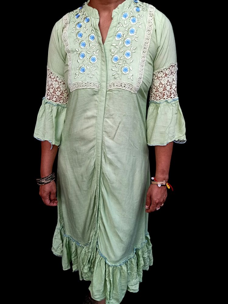 💚 Women Thread Work Pretty Kurta 💚