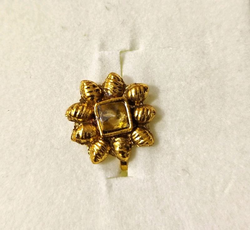 GOLDEN DIAMOND PRESSED NOSE PIN