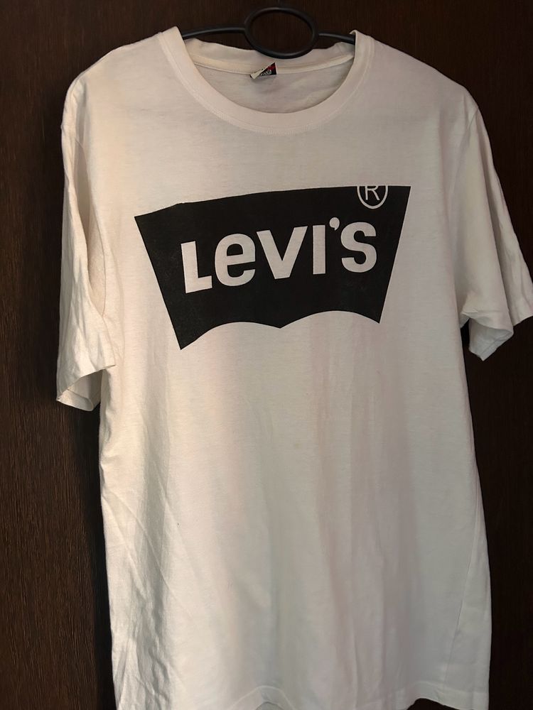 White Levi’s Tshirt Unisex