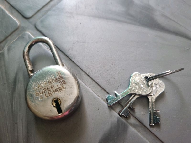 Moble Lock And 3 Keys