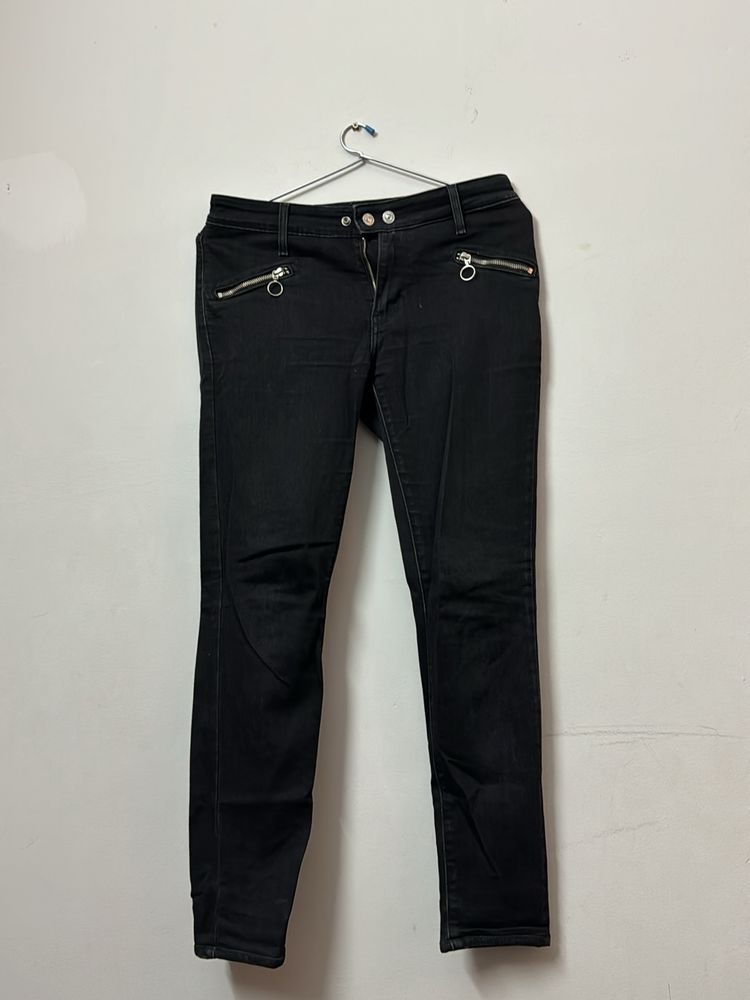 Levis 28 Black Jeans