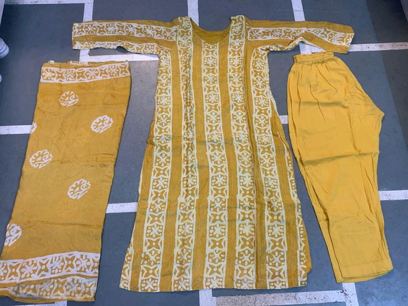 So Simple.. Elegant Kurti Pant Dupatta Set....