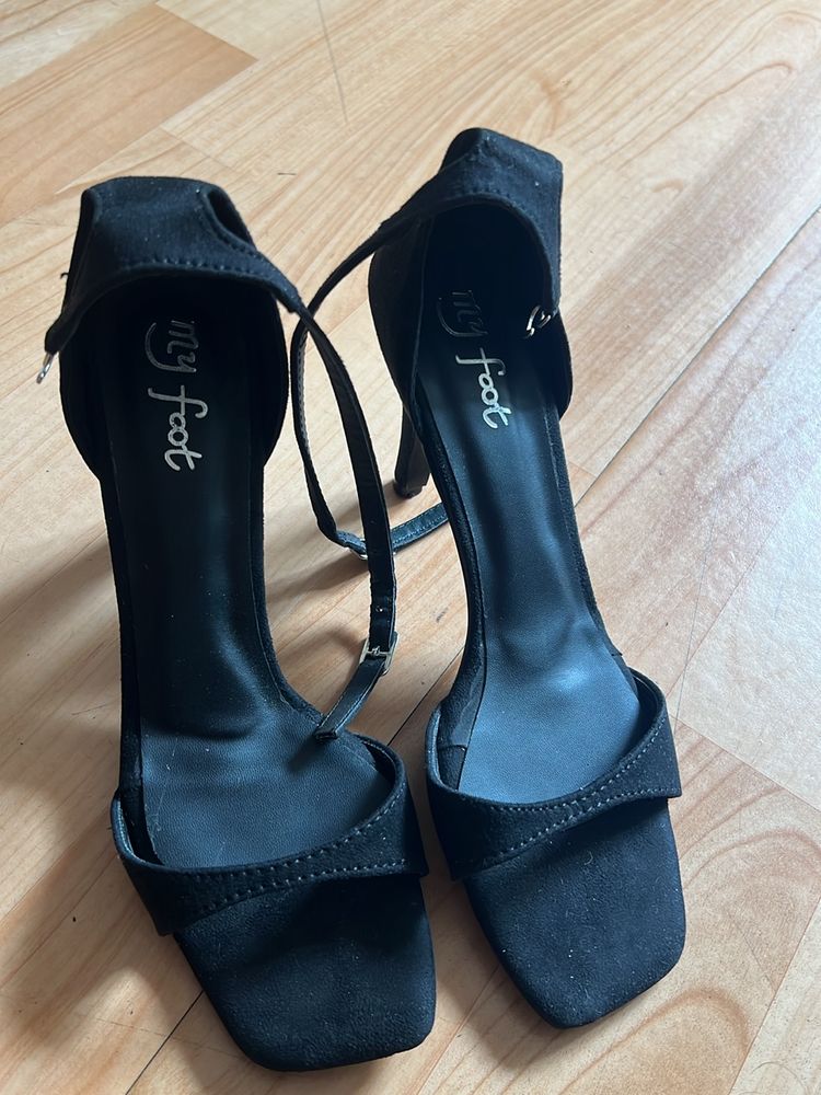 Black Velvet Pretty Heels