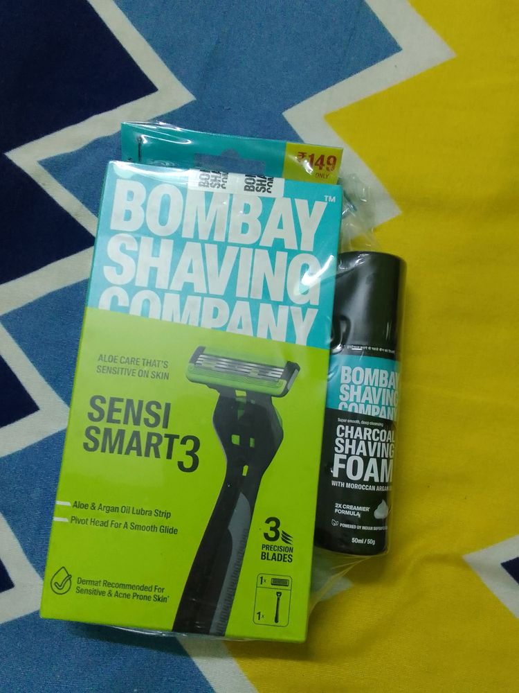 Men Shaving Razor With Form Spray