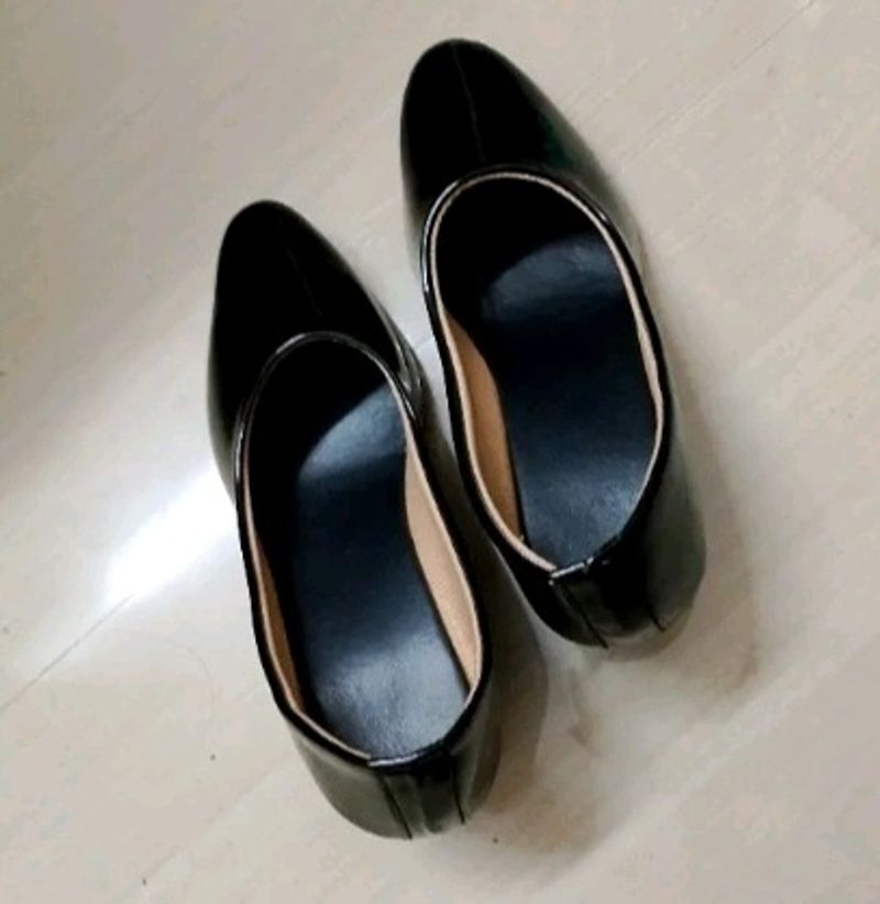 BLACK BELLIED PUMPS