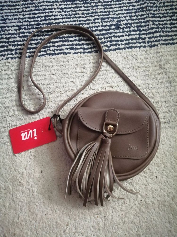 iva round sling bag