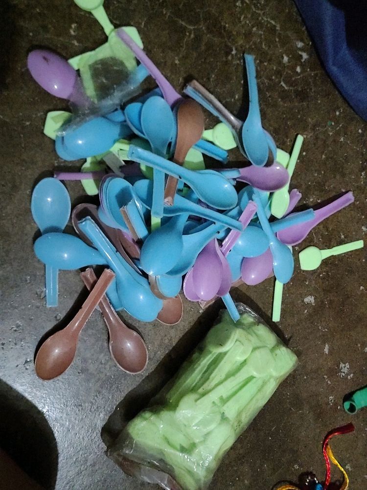 100 Plastic Spoons