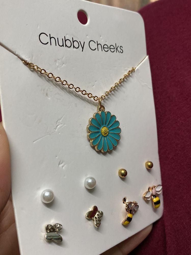 Price Drop 🥰🥰🥰Daisy Chain With 4pair Studs