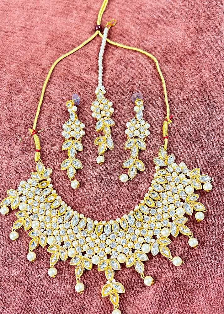 Beautiful, golden jewellery set