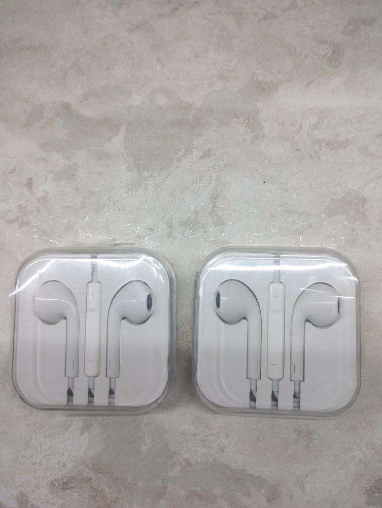 2 Earphones