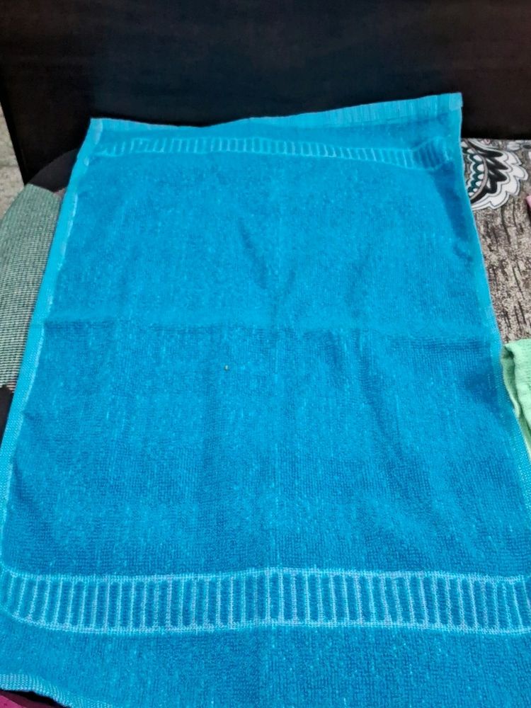 Cotton  Hand  Towel Combo Of 4(2 Medium,2small)