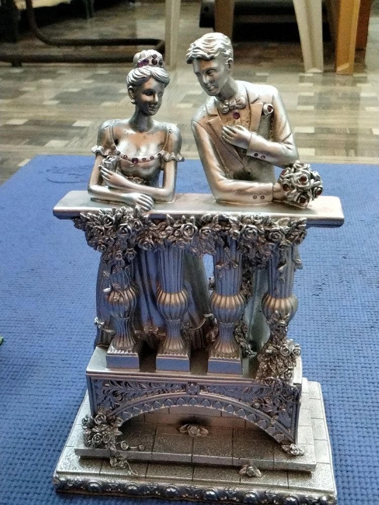 Beautiful Couple Statue