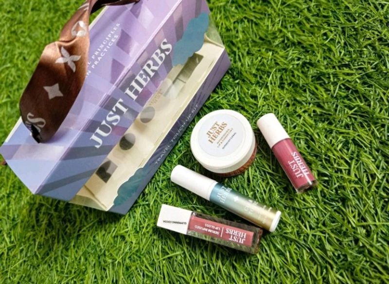 Free Delivery 🚚 Just Herbs Makeup Kit💞