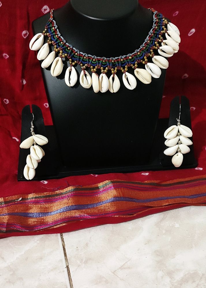 Shell necklace with earnings