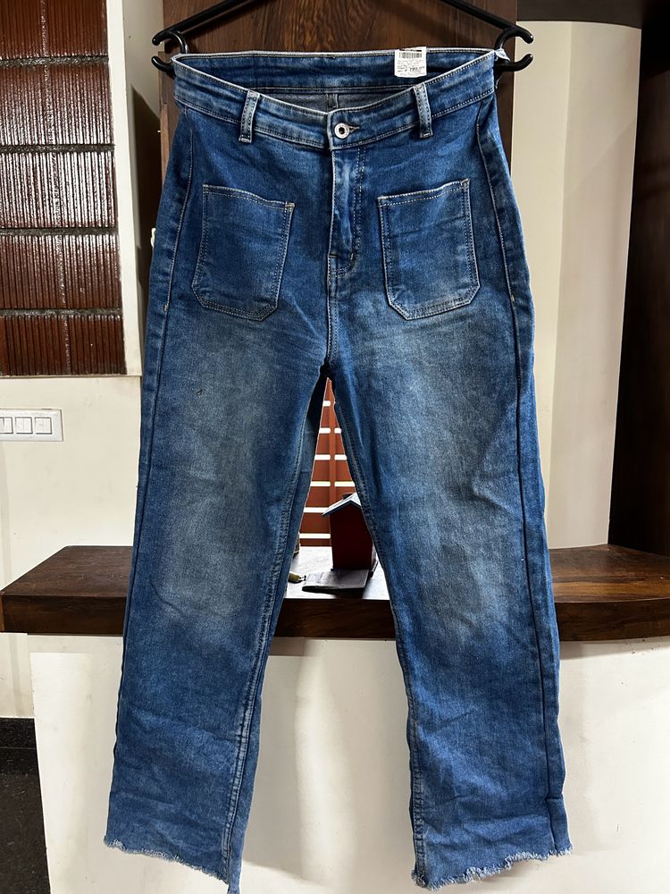 Flailed Jeans With Front Pocket