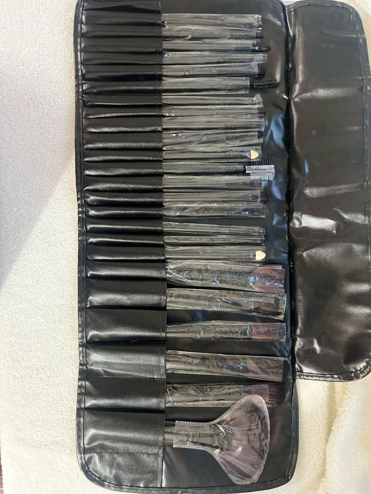 24 Set Of Professional Makeup Brushes