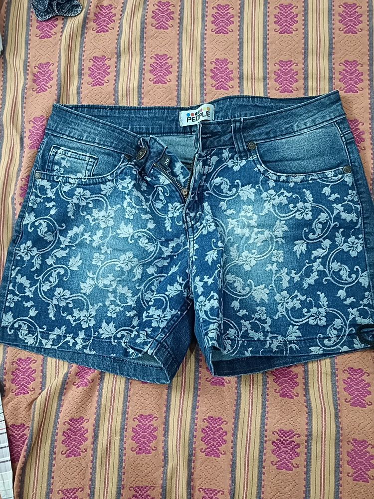 Aesthetic Shorts With White Embroidery