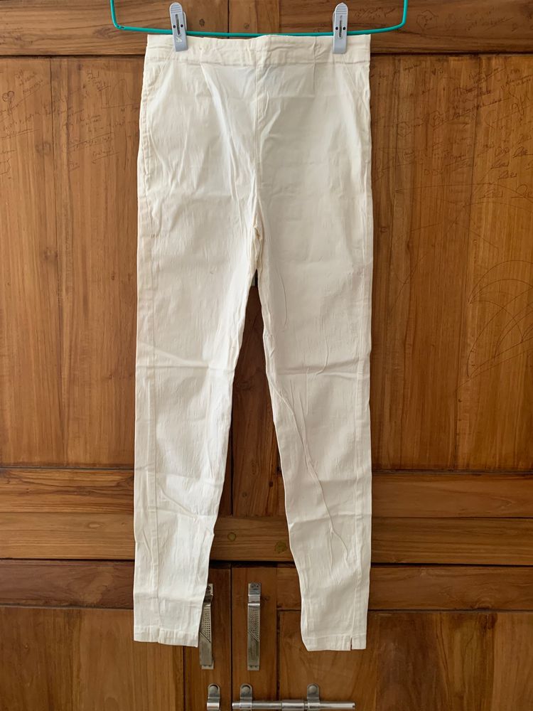 New white fit pant with no damage