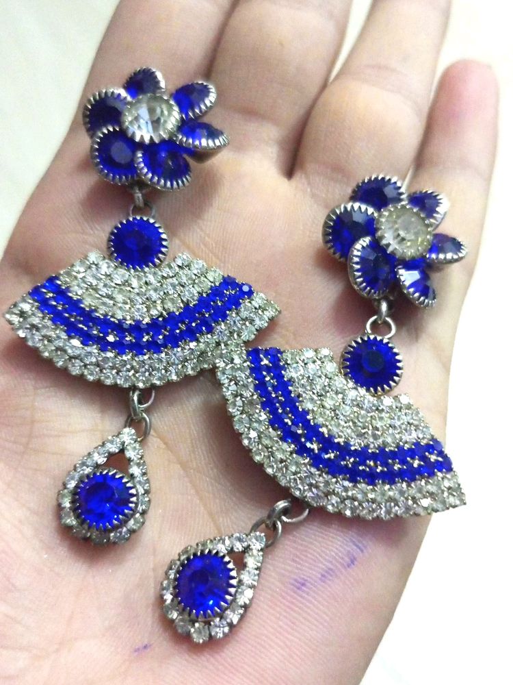 A Beautiful Blue Earing With The Studs