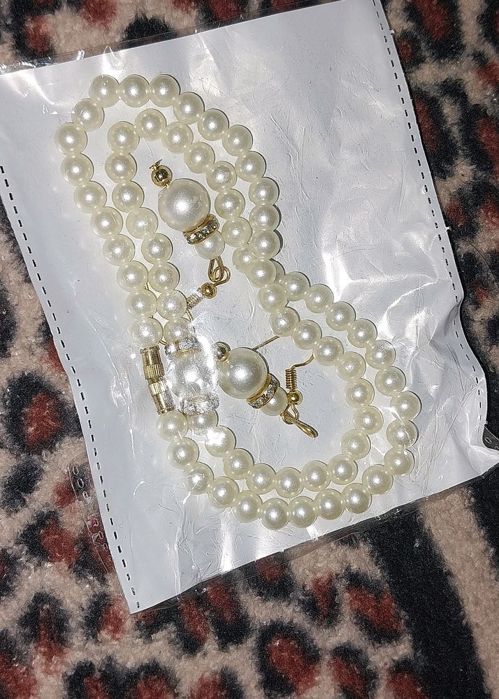 White Chain With Earrings