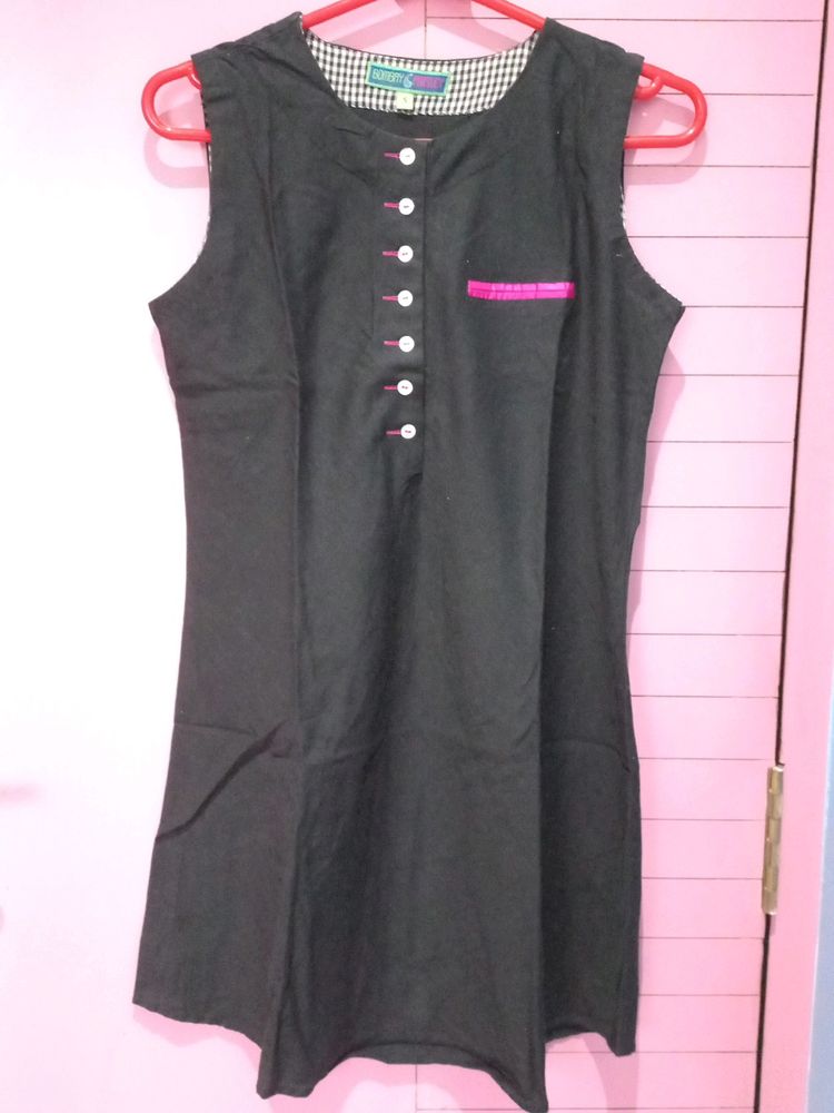 Elegant And Smart Black Kurti