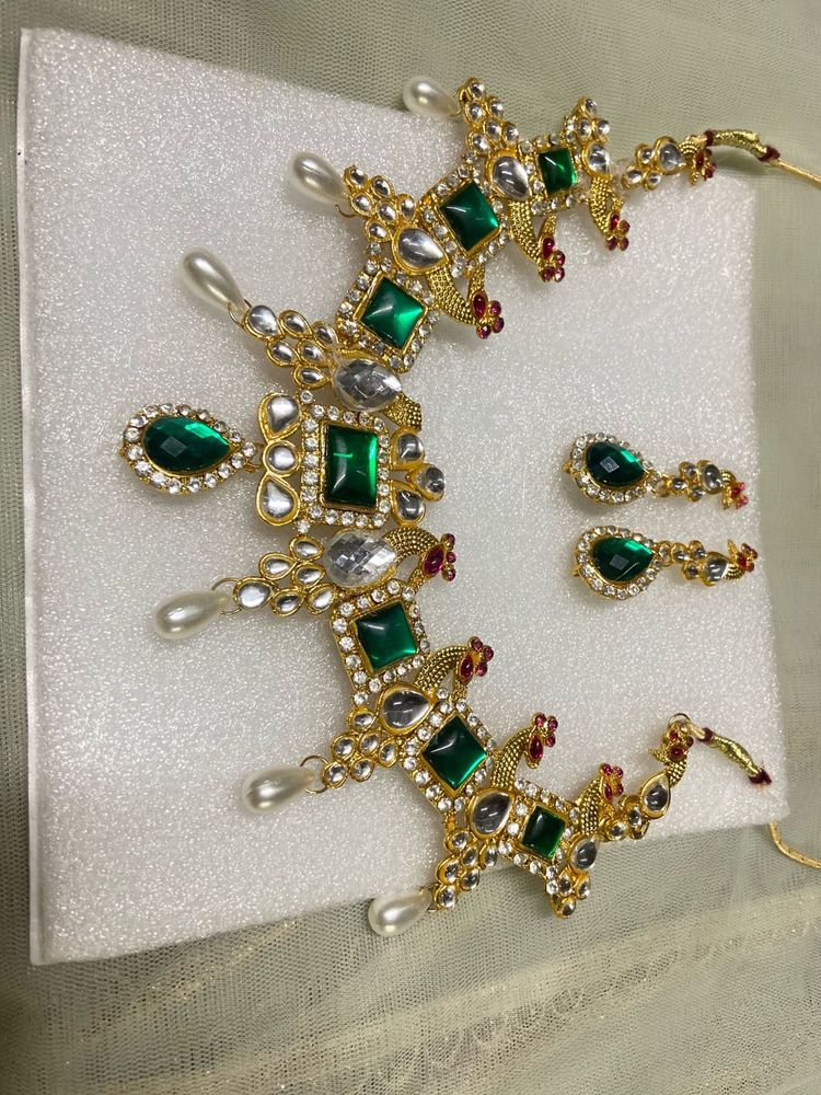 Beautiful Kundan Necklace Set In Green And Golden