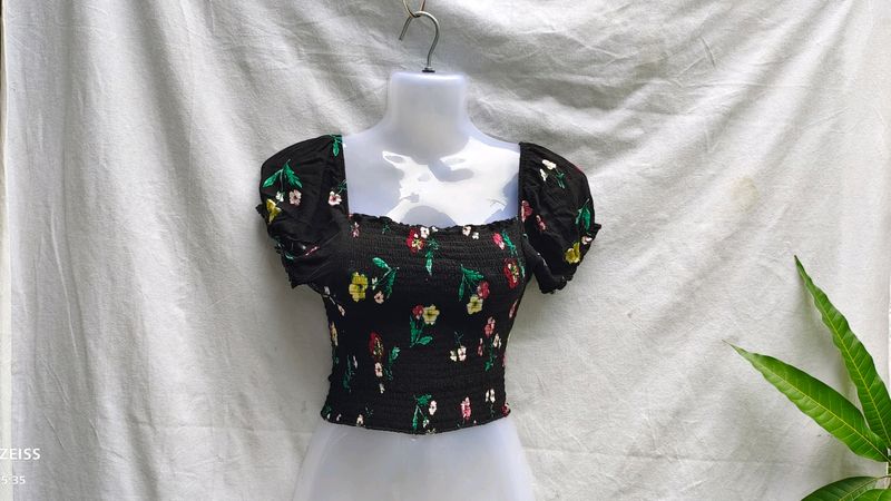 30T. CUTE BLACK CROP TOP